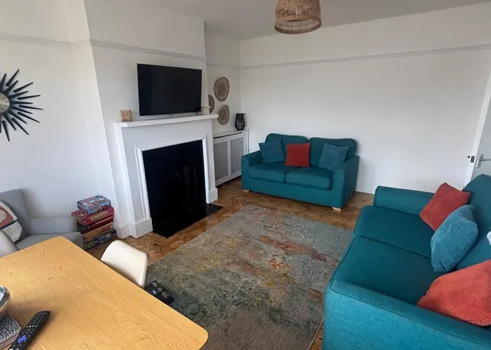 Entire 2 Bed Property, 1 Road Back From The Sea