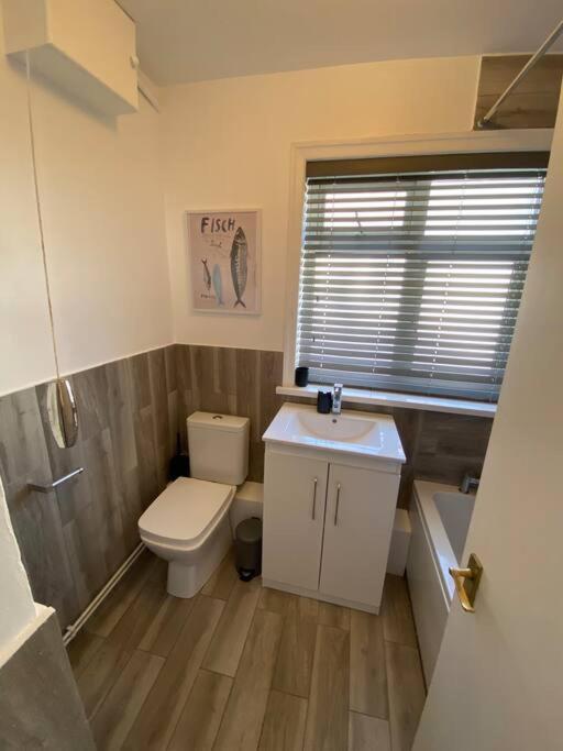 Entire 2 Bed Property, 1 Road Back From The Sea