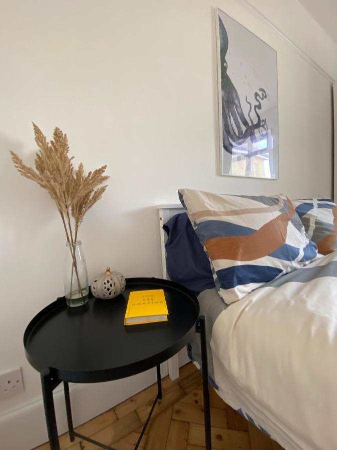 Entire 2 Bed Property, 1 Road Back From The Sea Appartement
