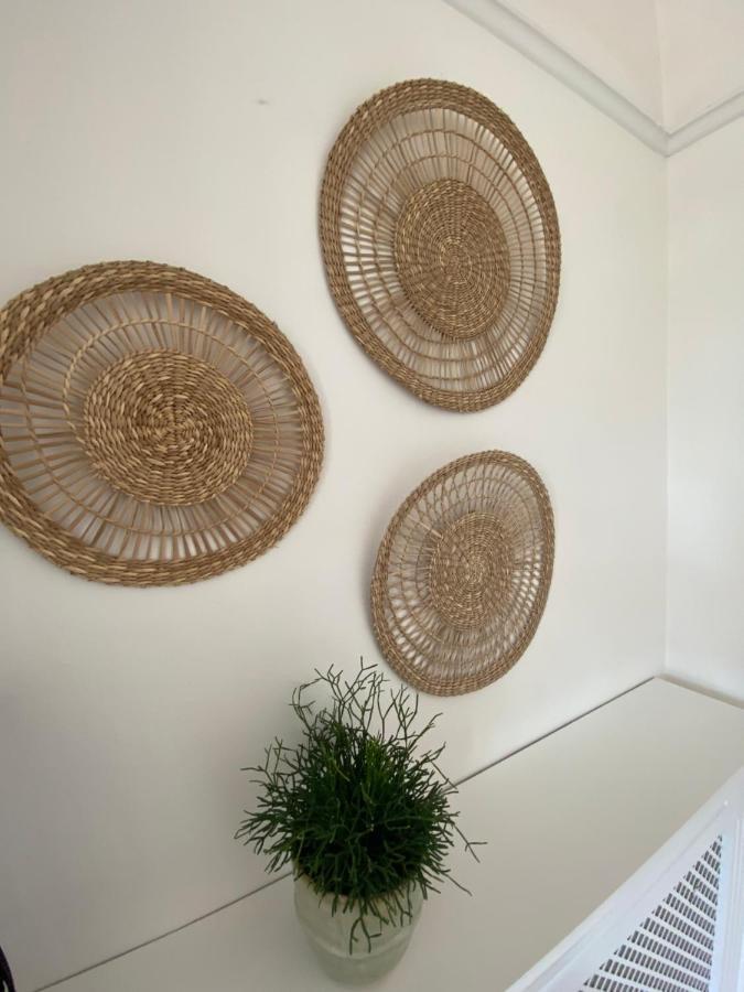 Entire 2 Bed Property, 1 Road Back From The Sea *