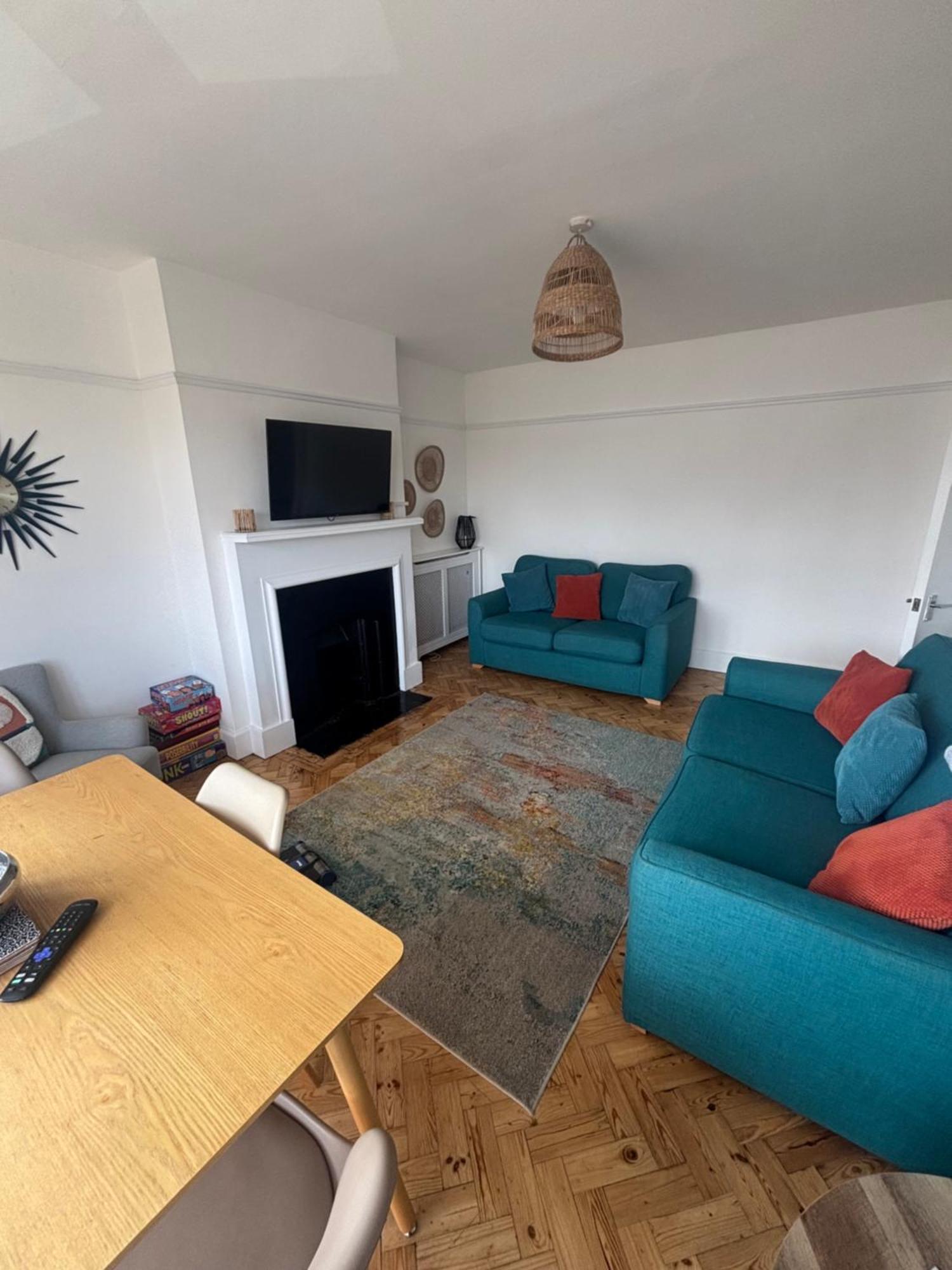 Entire 2 Bed Property, 1 Road Back From The Sea *